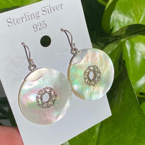 ✨NEW✨925 sterling silver mother of Pearl circle dangle earrings✨ - Picture 2 of 10